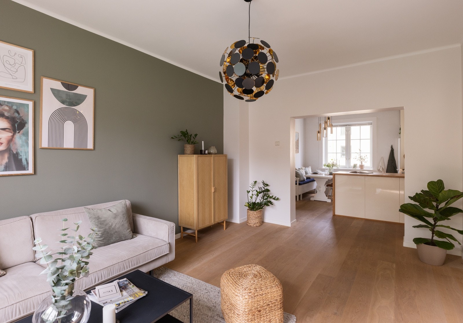 God takhøyde på 2,8 meter og store, brede vindusflater gir en fantastisk romfølelse. Galleribilde