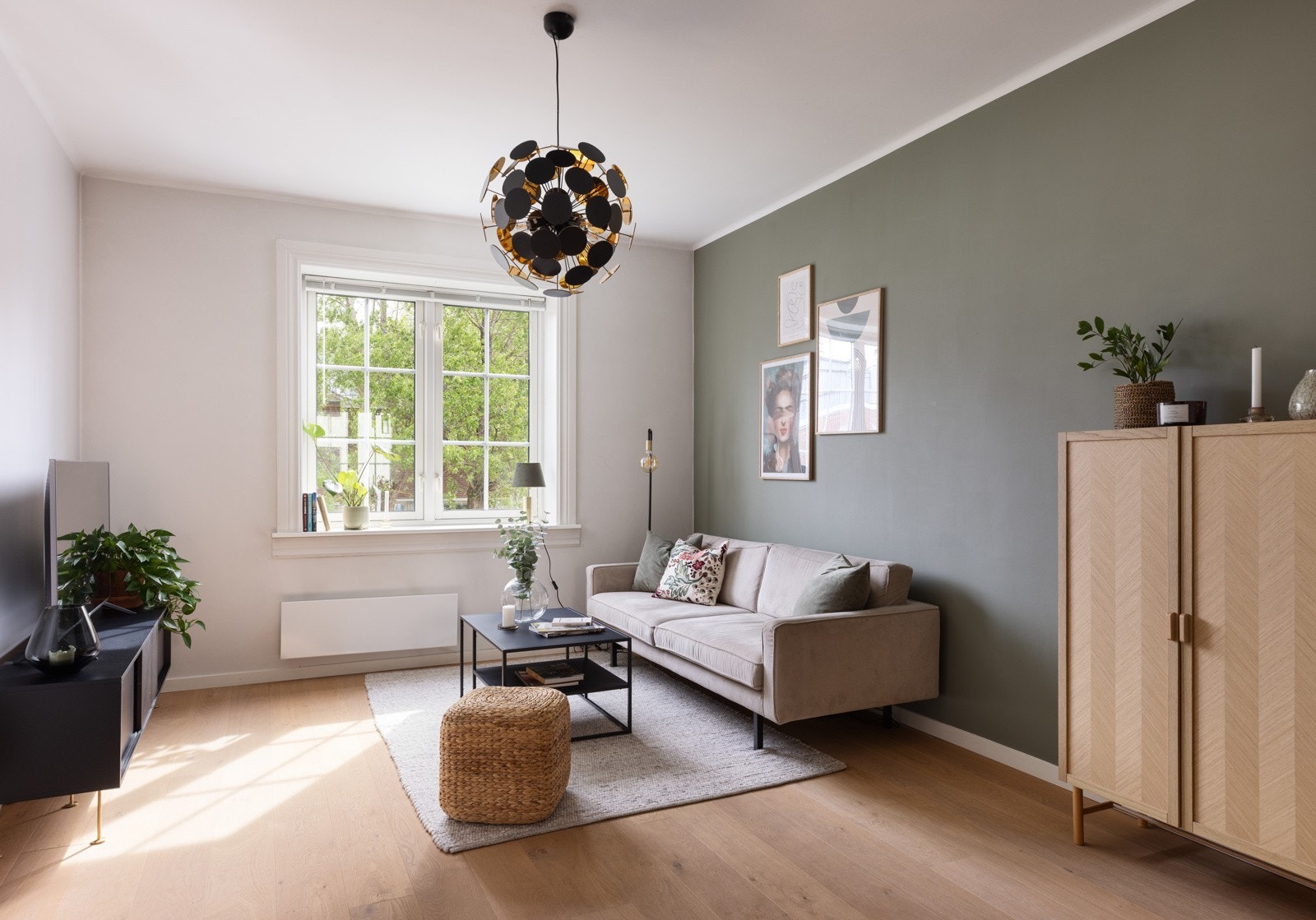 Nydelig stue med frodig utsikt. Galleribilde