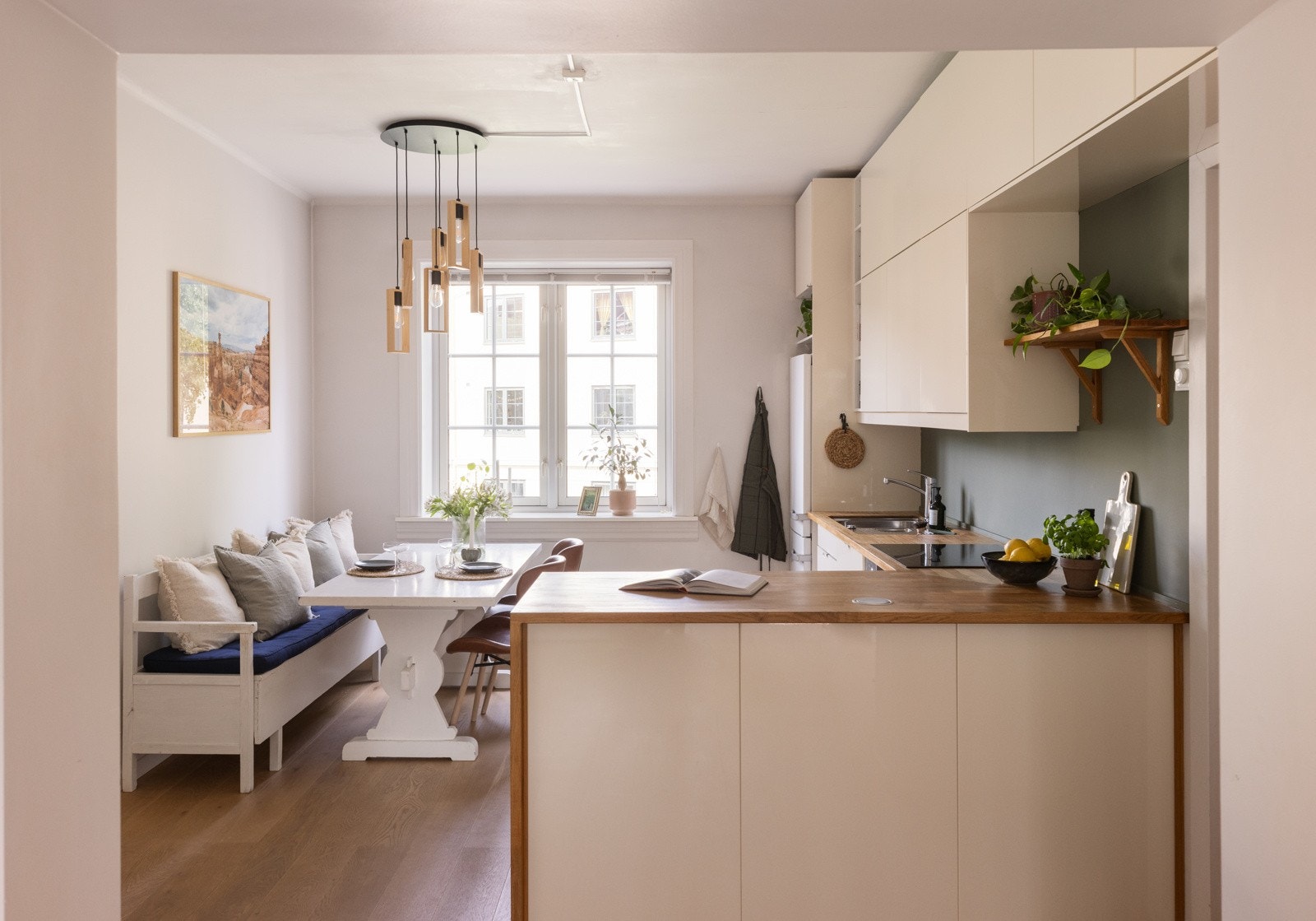 Kjøkkenet er fra ca. 2012 og har en heltre benkeplate som gir rikelig av arbeidsplass. Galleribilde