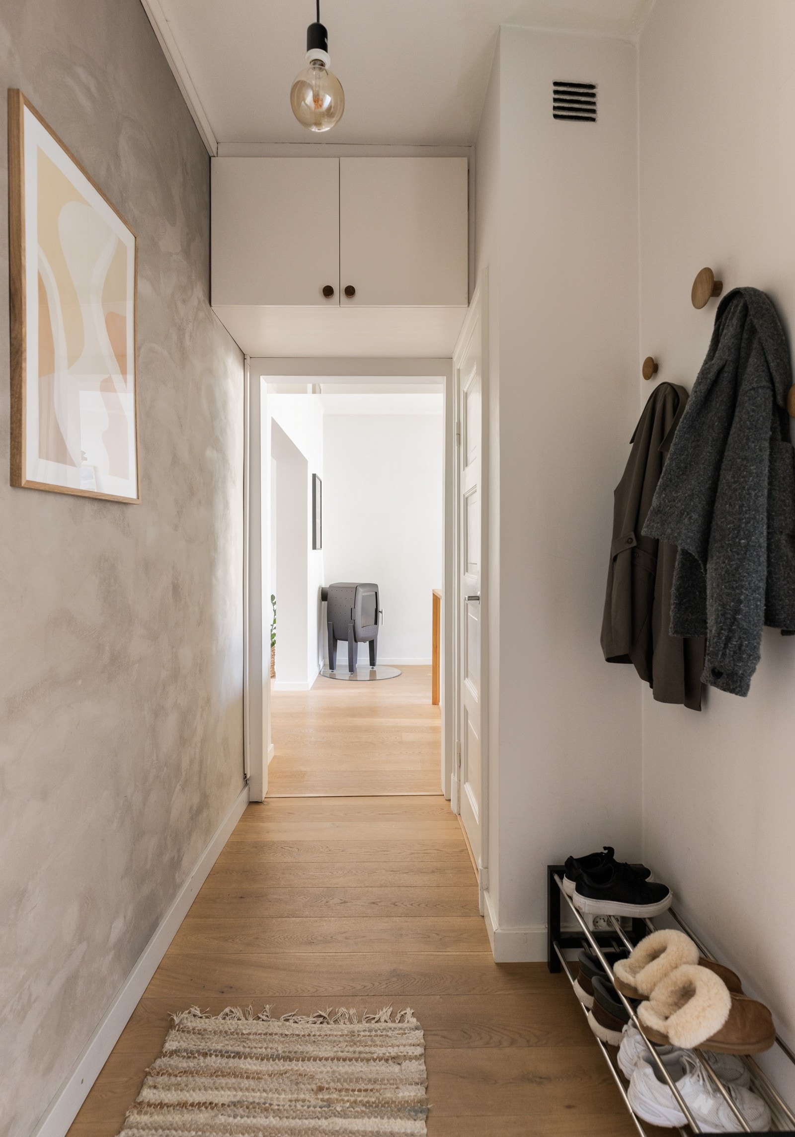 Entré med gode lagringsmuligheter i skap samt knaggrekker. Det er også et kott med svært gode oppbevaringsmuligheter. Galleribilde