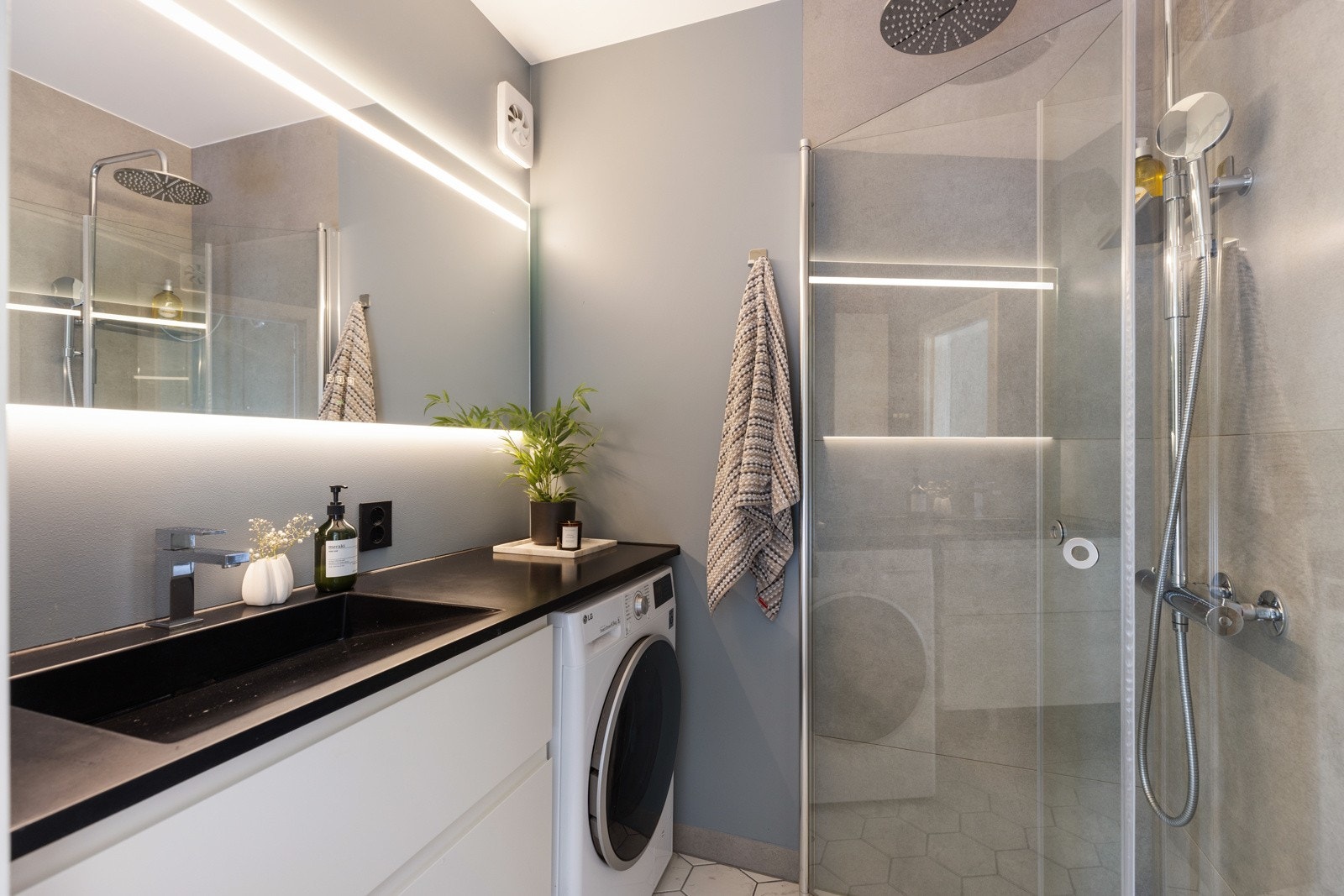 Badet ble pusset opp i 2019 - opplegg for vaskemaskin, gulvvarme og delikate materialvalg. Galleribilde