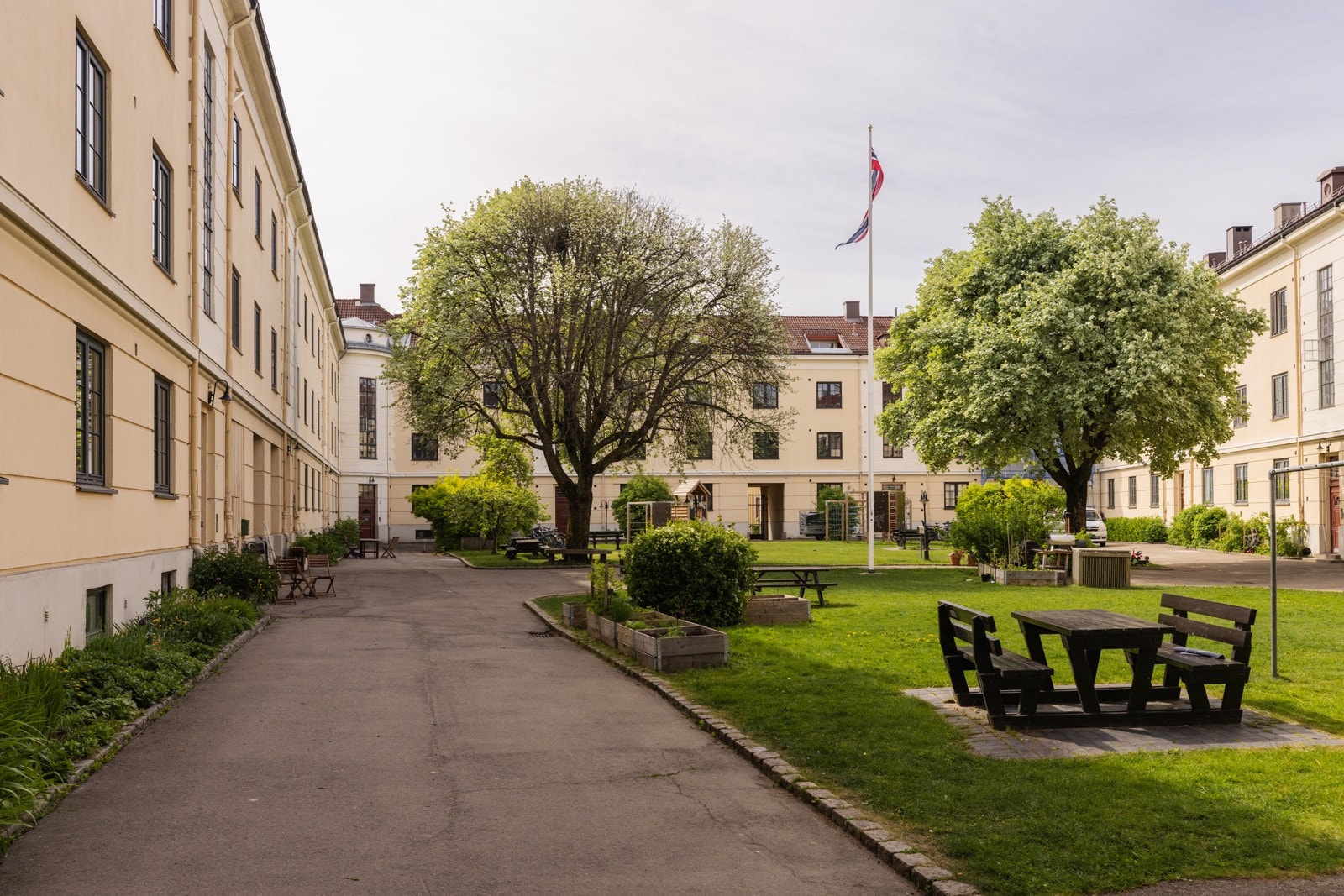 Herlig gårdsrom i engelsk hageby-stil! En rekke sittegrupper, grill, pizzaovn, grøntområder og beplatning. Galleribilde
