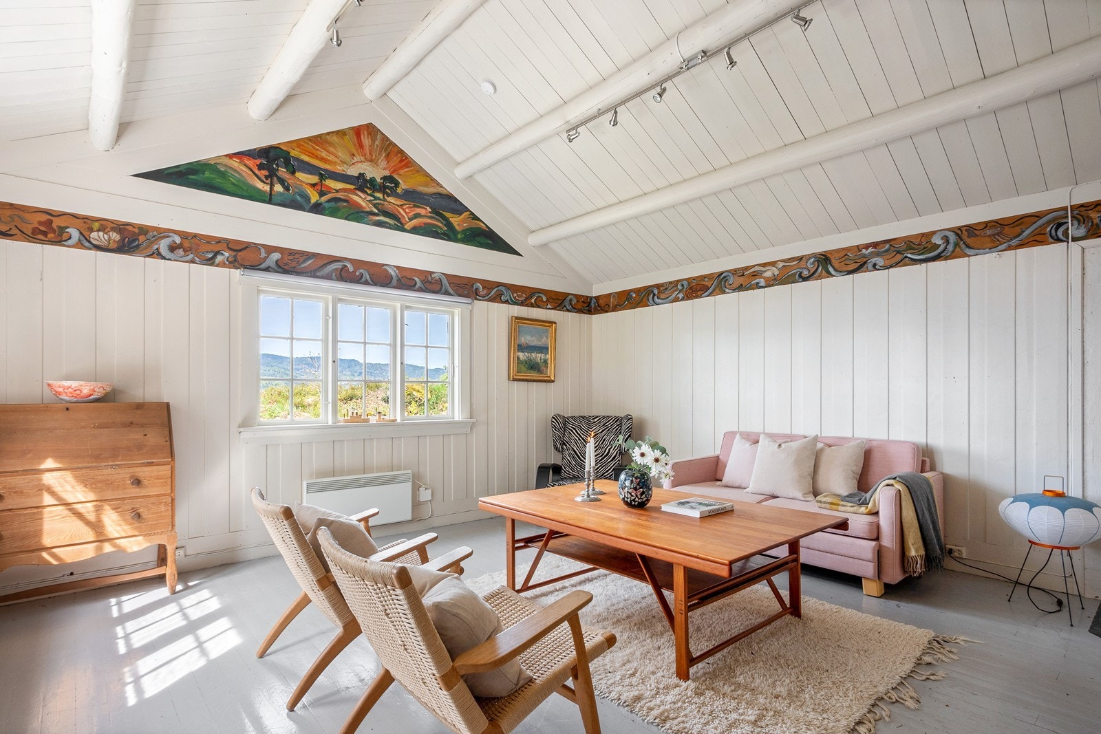 Generøs takhøyde til møne gir en luftig atmosfære i kombinasjon med den nydelige utsikten. Galleribilde