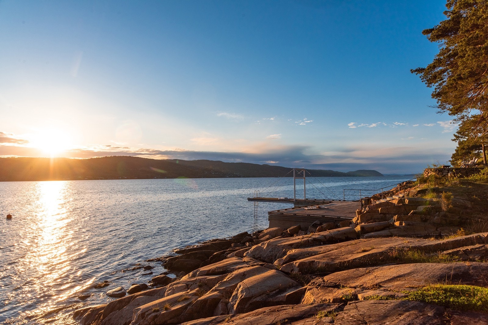 Tønsbergbrygge gir stupe- og hoppemulighet for bading hele døgnet. Galleribilde