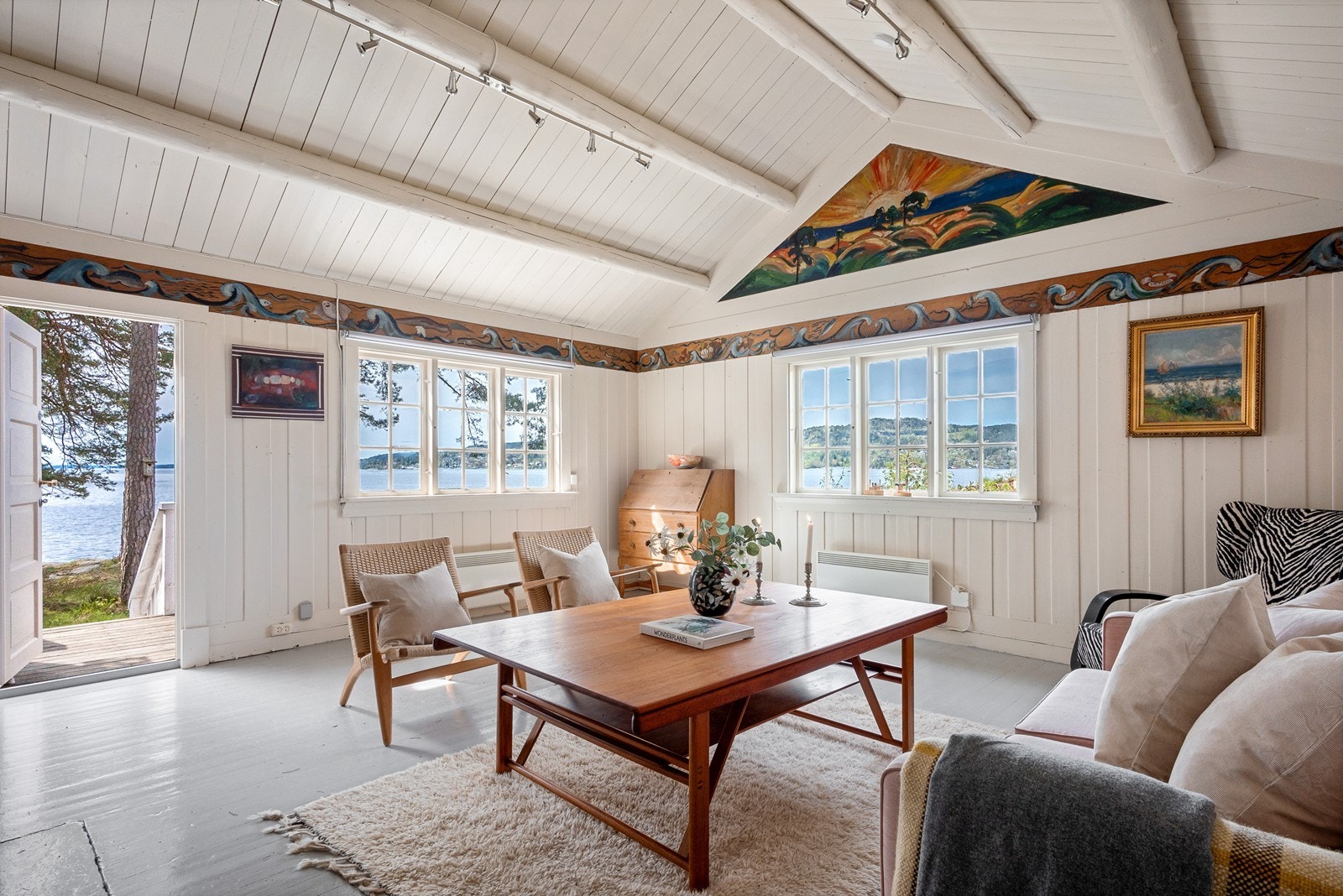 Fra stuen er det utgang til sydvestvendt veranda og videre trapp ned til grønn tomt. Galleribilde