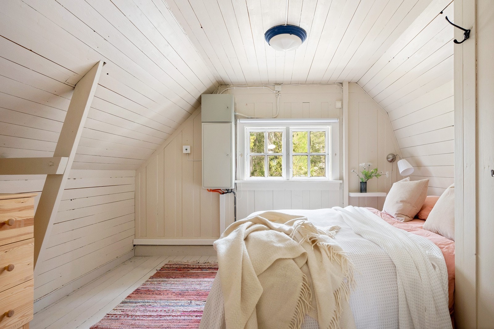 Lysmalte vegger og gulv gir en lett atmosfære. Rom i 2. etg. er ikke godkjent for varig opphold. Galleribilde