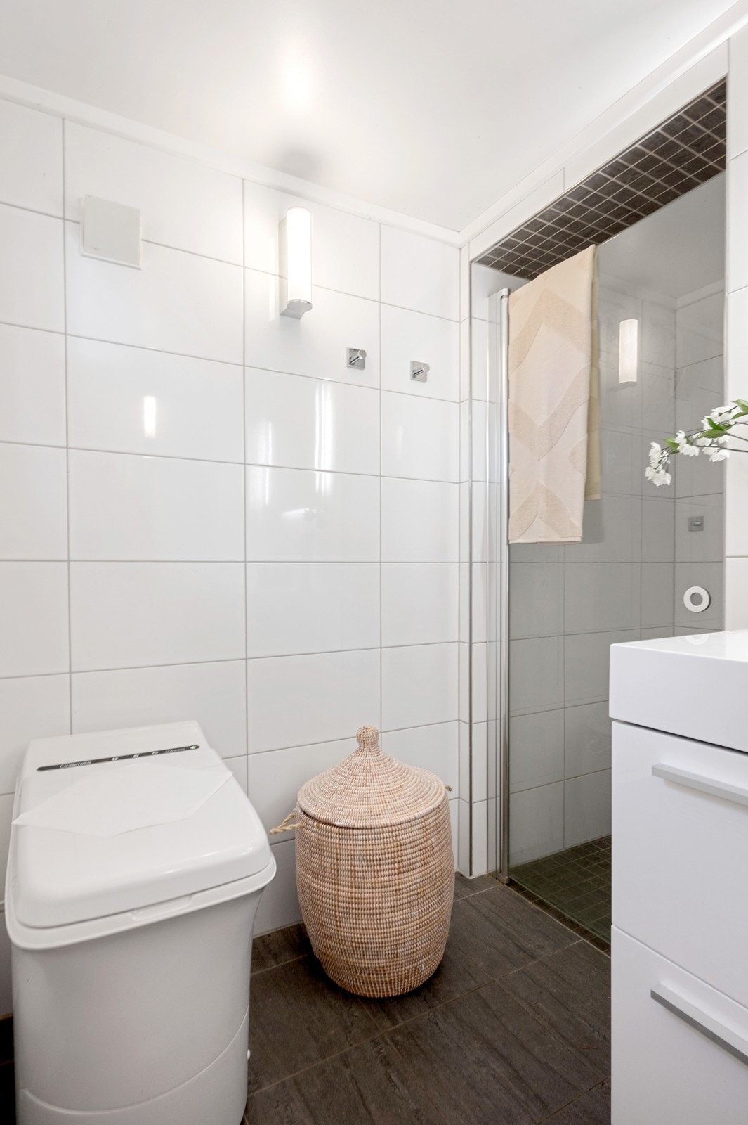 Videre er det dusjnisje med glassdør og toalett. Galleribilde