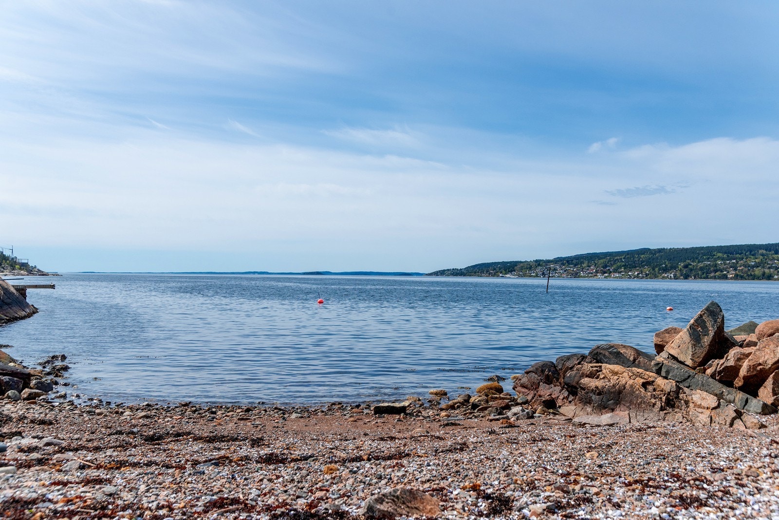 Eiendommen byr på uforstyrret utsikt og tilgang til vannet på strand, svaberg og brygge. Galleribilde