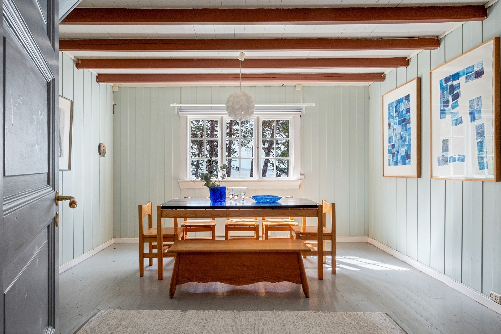 En innbydende spisestue ligger i tilstøtende rom med adkomst både fra stue og kjøkken. Galleribilde