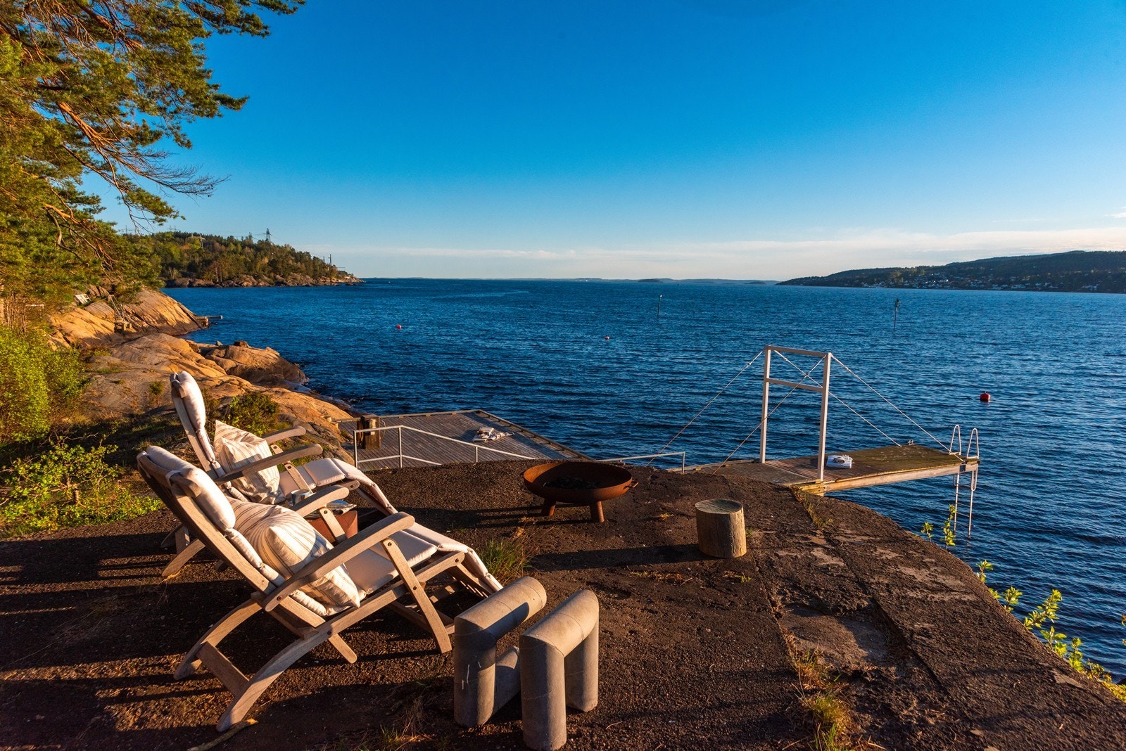 Et opparbeidet platå ved trappen ned til brygga gjør at man kan følge med badeaktiviteten. Galleribilde