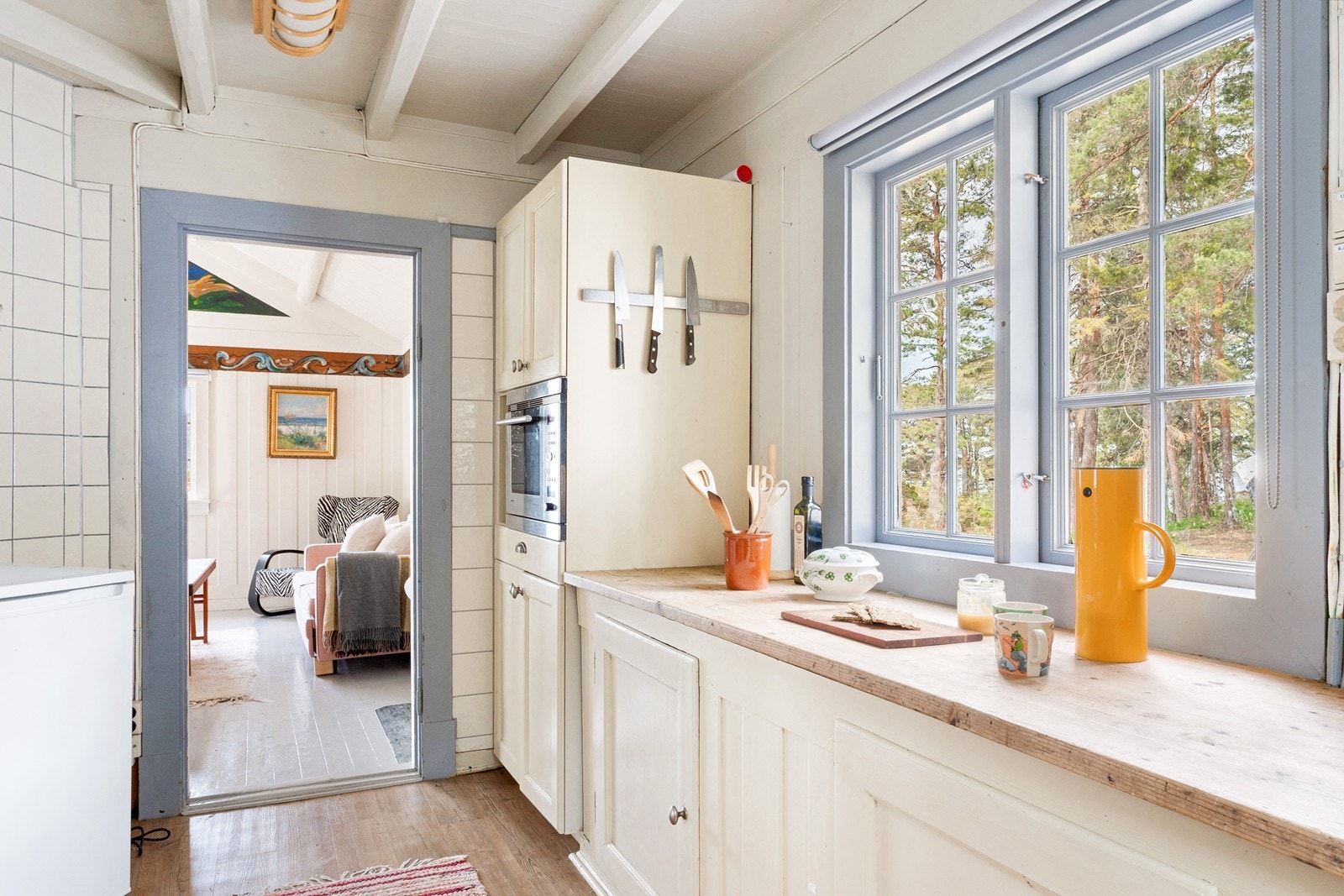 Kjøkkenet er utstyrt med integrert stekeovn og liten oppvaskmaskin, samt nedfelt servantkum. Galleribilde