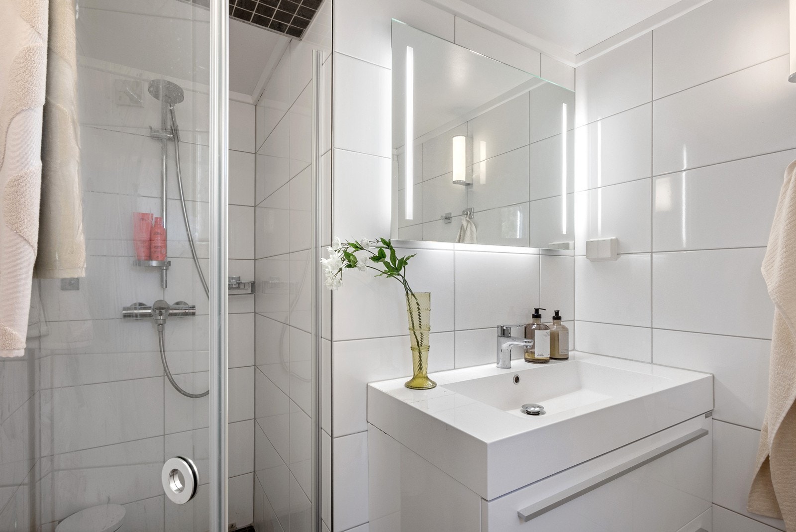 Annekset på 13 kvm er innredet med bad og soverom. Bad har flislagte overflater, servantskap og speil med lys. Galleribilde