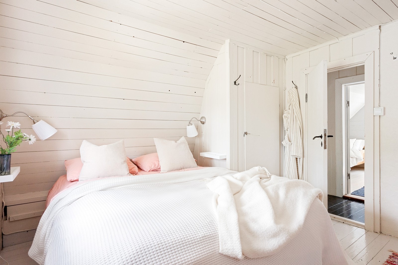 2. etasje byr på to rom brukt som soverom og et lite kott for oppbevaring. Galleribilde