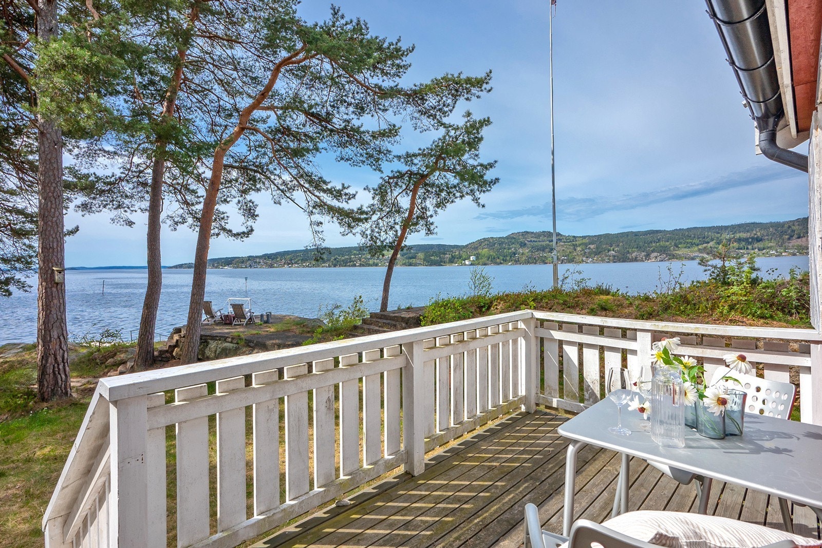 Uteplassen gir mulighet for avslapning og måltider med uforstyrret, vidstrakt fjordutsikt. Galleribilde