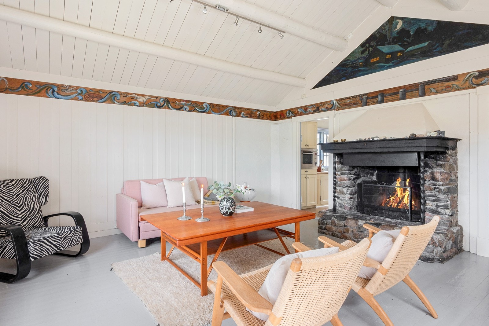 Rommet har plass til en komfortabel sofaløsning. Galleribilde