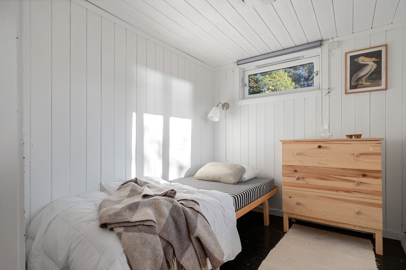 Soverom i anneks har malte overflater, plass til seng og garderobemøbel. Dagens krav til opphold er innfridd. Galleribilde