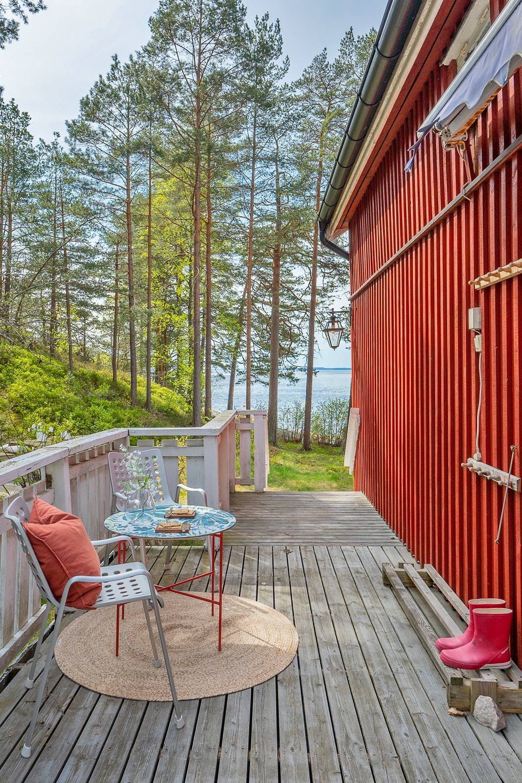 Veranda ved inngangsdøren har plass til hyggelig kafésett el.l. og montert markise for solskjerming. Galleribilde
