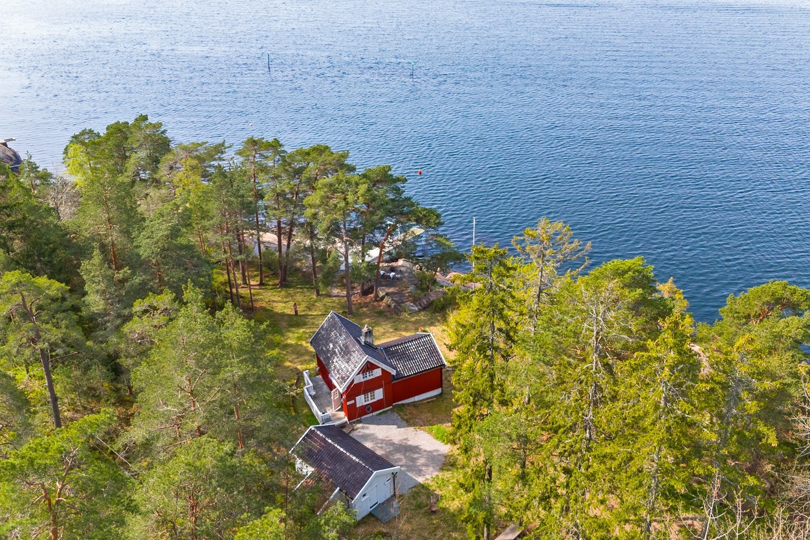 Selve fritidsboligen ligger tilbaketrukket med lune og skjermede uteområder. Galleribilde