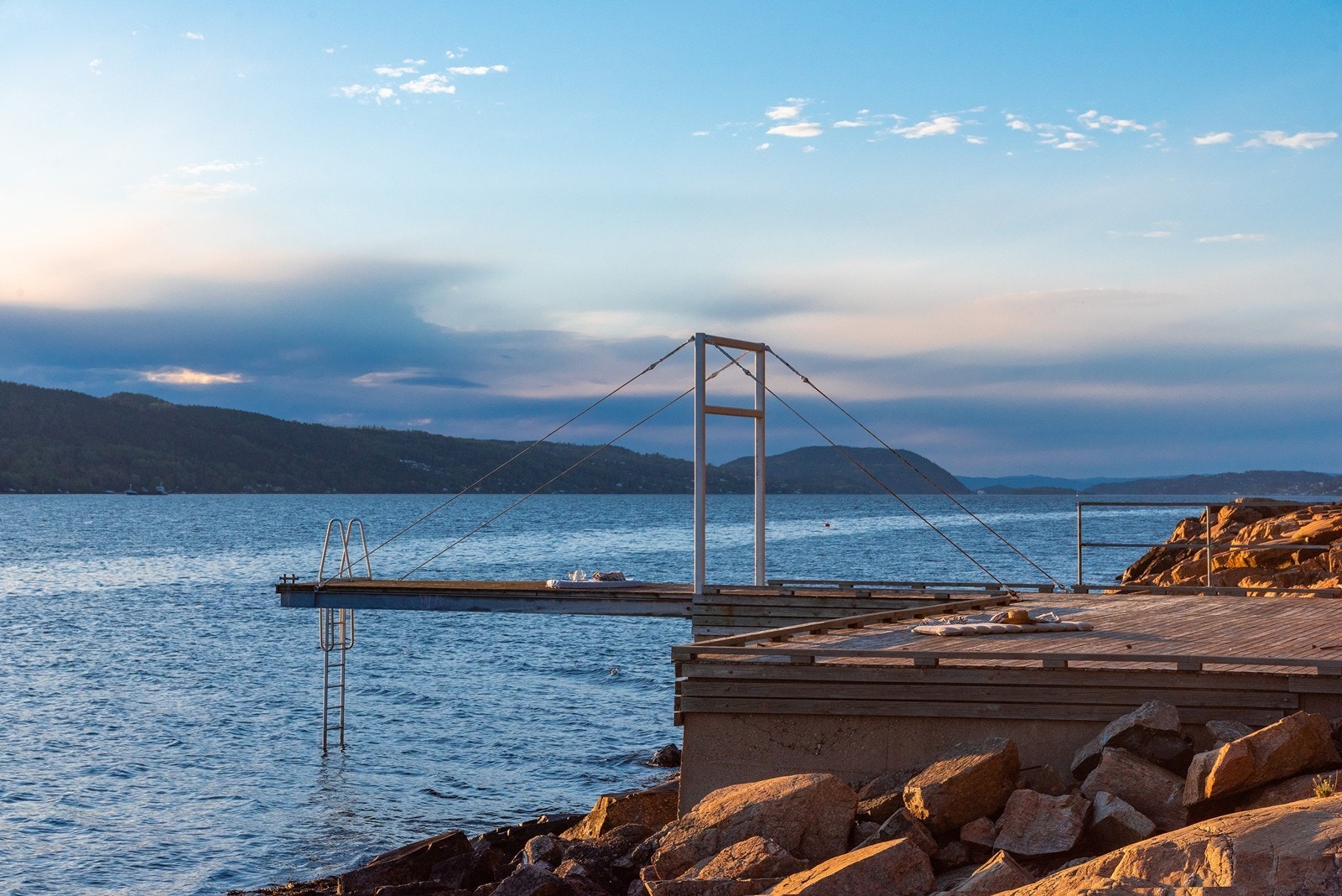 For en dukkert i fjorden er det egen brygge og tønsbergbrygge noen meter fra hytta. Galleribilde