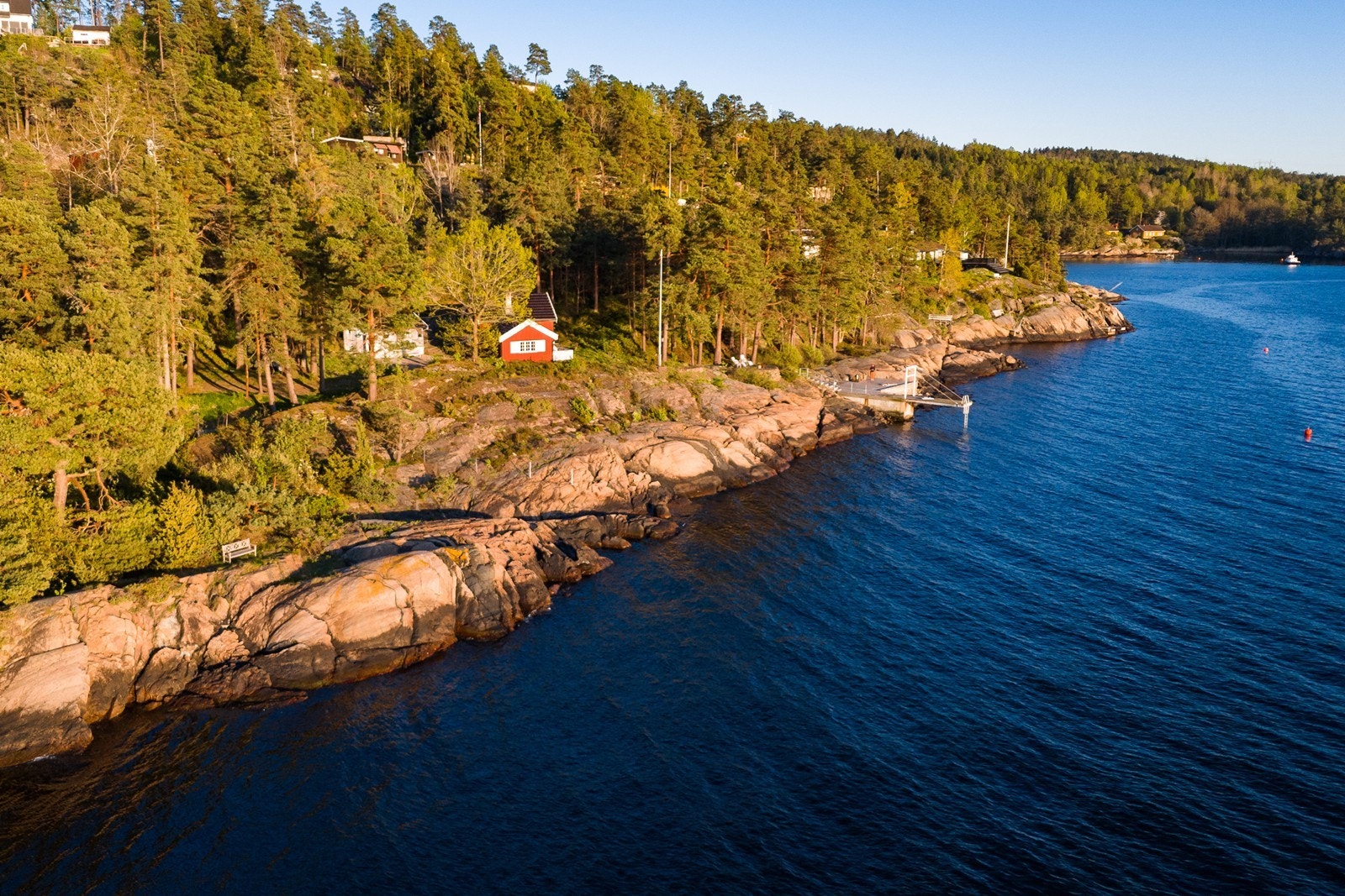 Mot vest tilbyr eiendommen idyllisk svaberg skrånende mot vannet. Galleribilde