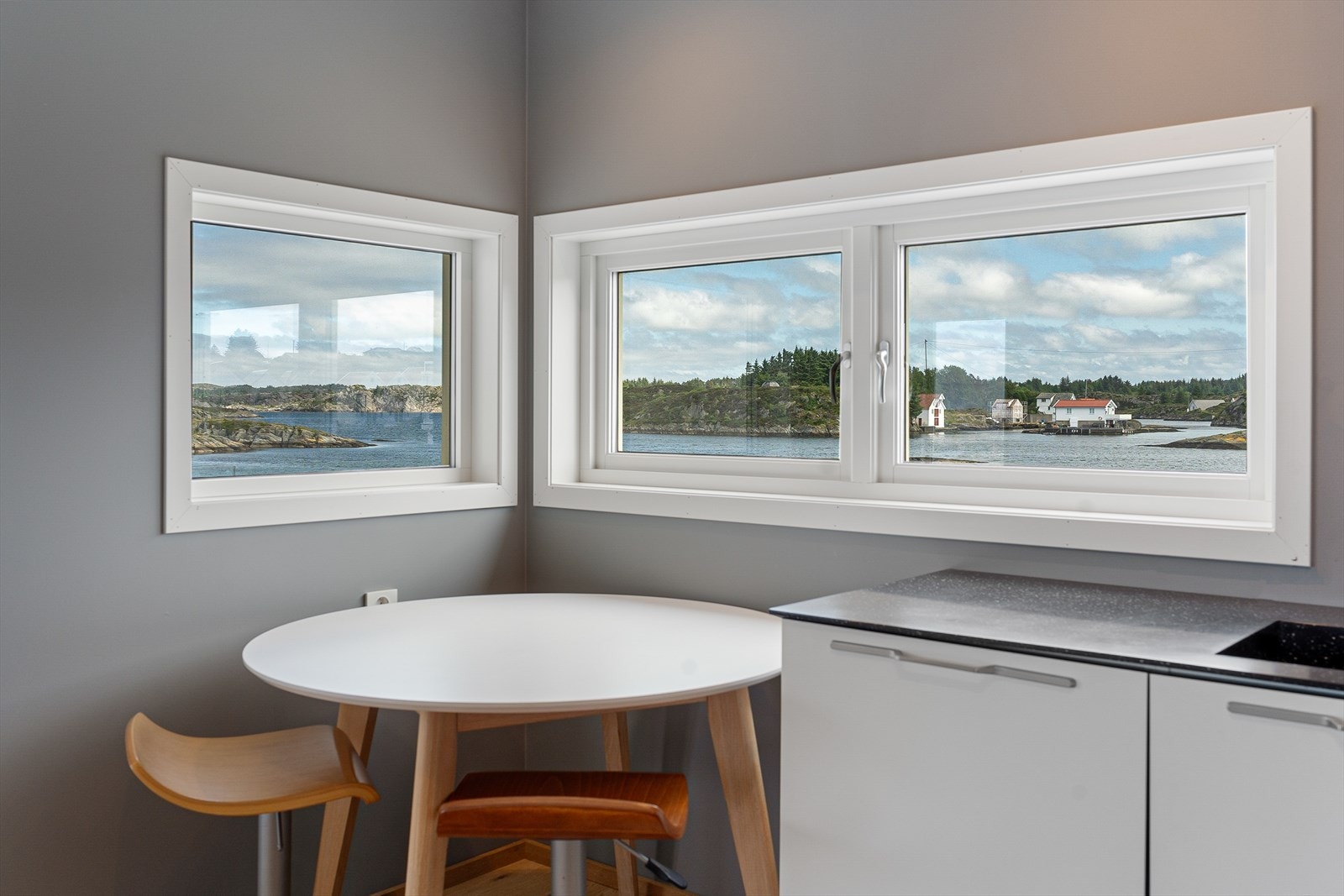 Også fra kjøkkenvinduene kan man nyte den herlige utsikten Galleribilde