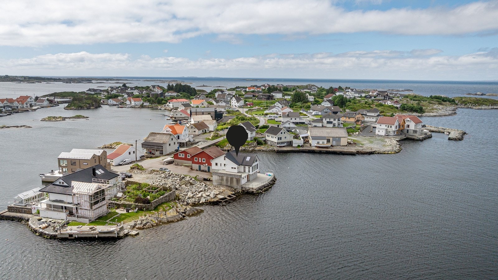 Fra eiendommen har man en fantastisk sjøutsikt som må oppleves for korrekt inntrykk Galleribilde