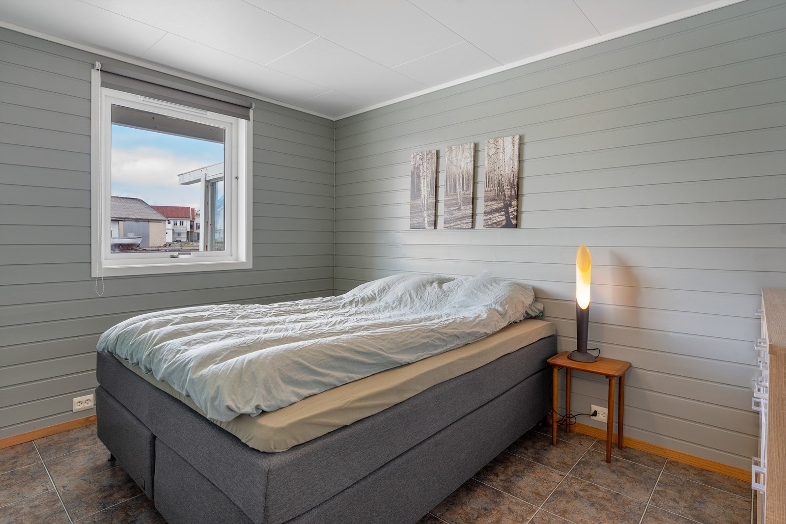 Stort og flott soverom med fliser på gulv (varmekabler) Galleribilde