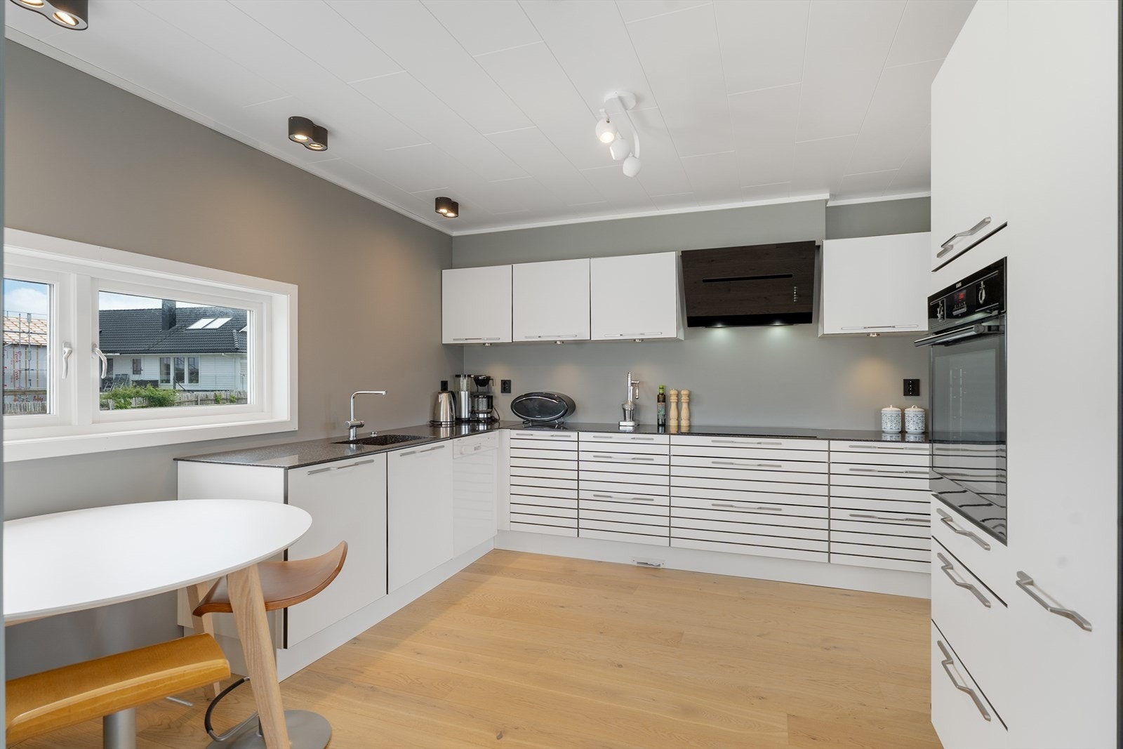 Lekkert Designa-kjøkken fra 2016 med masse skap- og benkeplass Galleribilde