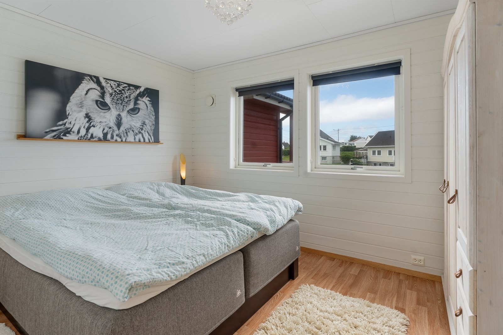 Stort og pent hovedsoverom med god plass til dobbeltseng og tilhørende nattbord Galleribilde