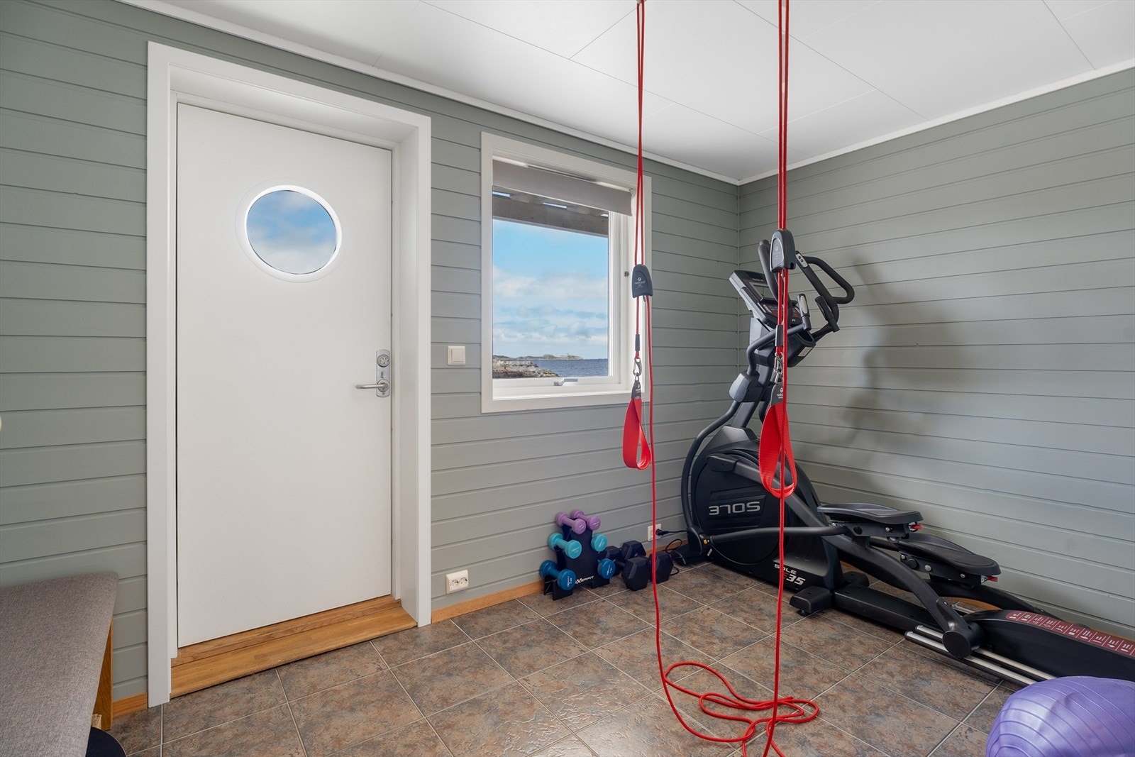 Ytterligere et romslig soverom med fliser og varmekabler på gulv - fra soverommet er det direkte utgang til uteområde mot vest Galleribilde