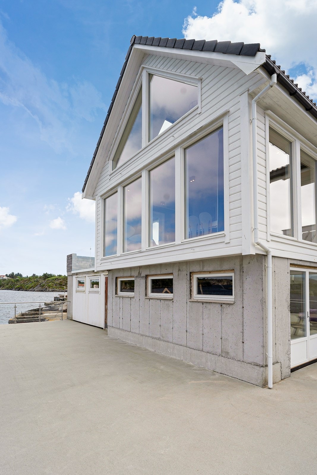 Fritidsboligen har et stort påbygg over tre etasjer mot nord fra 2016 Galleribilde