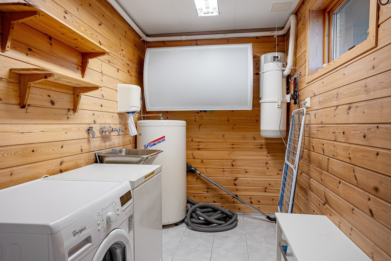 Praktisk vaskerom fra 1996 med egen inngang - det er montert sentralstøvsuger Galleribilde