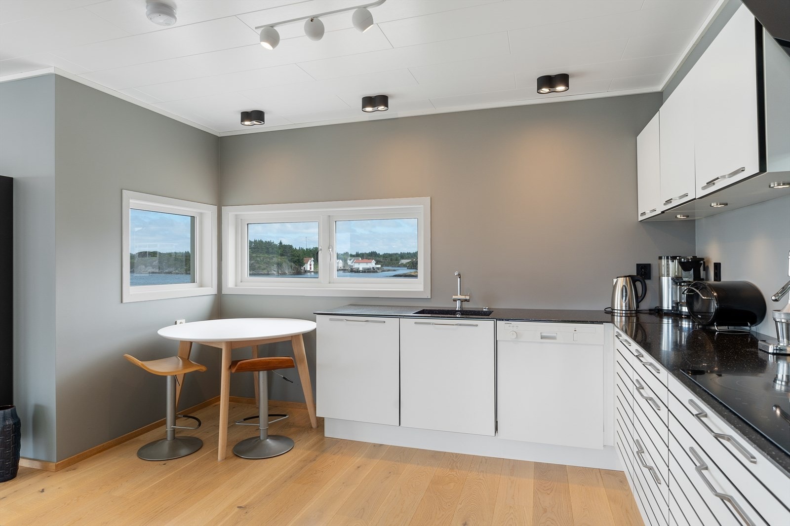 Kjøkkenet har integrert kjøl/fryseskap, platetopp, stekeovn samt frittstående oppvaskmaskin Galleribilde