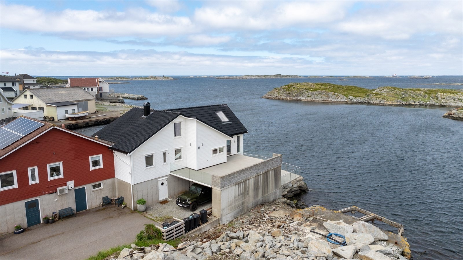 Det er også bygget stor og solid carport i 2016 med god plass til en bil - over carporten er det også stor betongterrasse med glassrekkverk Galleribilde