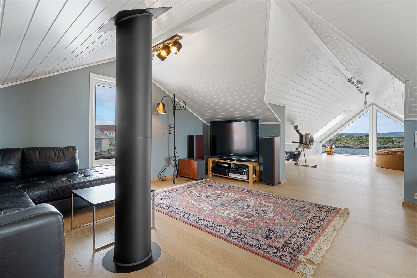 Loftstuen har store skråvinduer i nord med panorama sjøutsikt Galleribilde