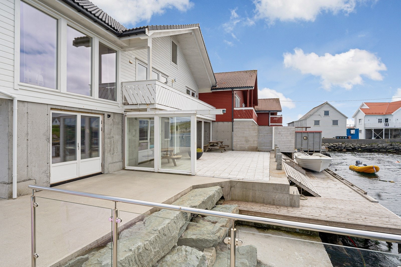 Båt som ligger på brygga mot vest + påhengsmotor Yahama 9,9 hk 4 takts motor medfølger i handelen (motoren startet da selger prøvde den for noen år siden, men det er ingen garanti for at den fremdeles starter/virker) Galleribilde