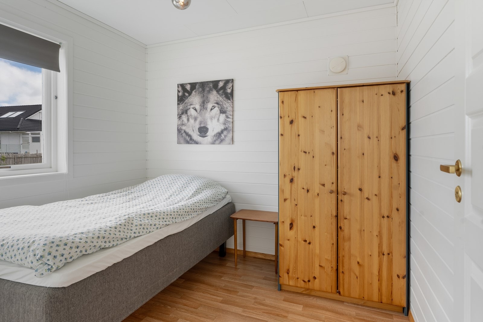 Lyst og romslig gjesterom Galleribilde