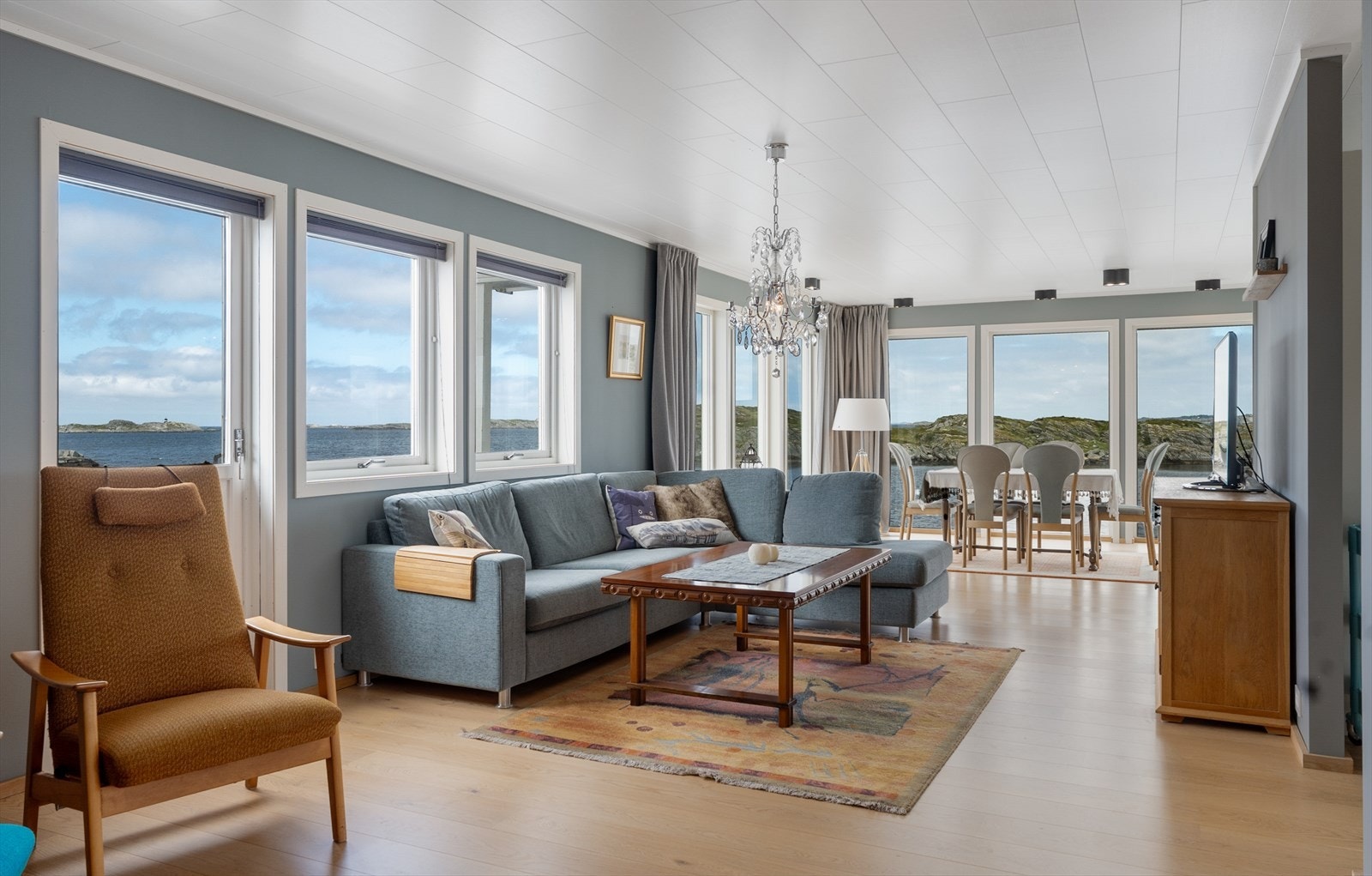 Lys og luftig stue med god plass til både sofa- og spisegruppe Galleribilde