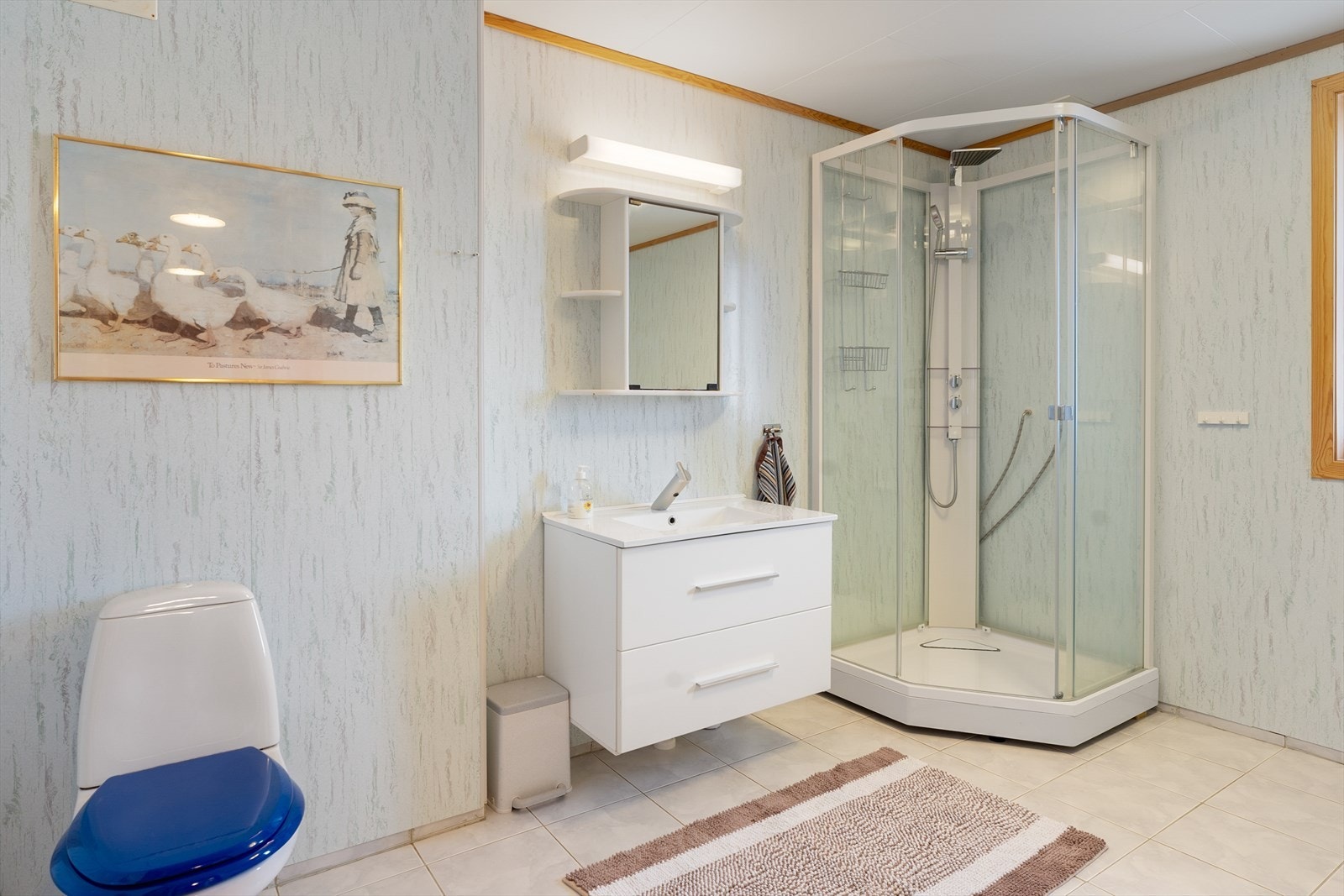 Meget stort bad i underetasjen (mye større enn synlig på bilde) med fliser på gulv og våtromsplater på vegger fra 1996 Galleribilde