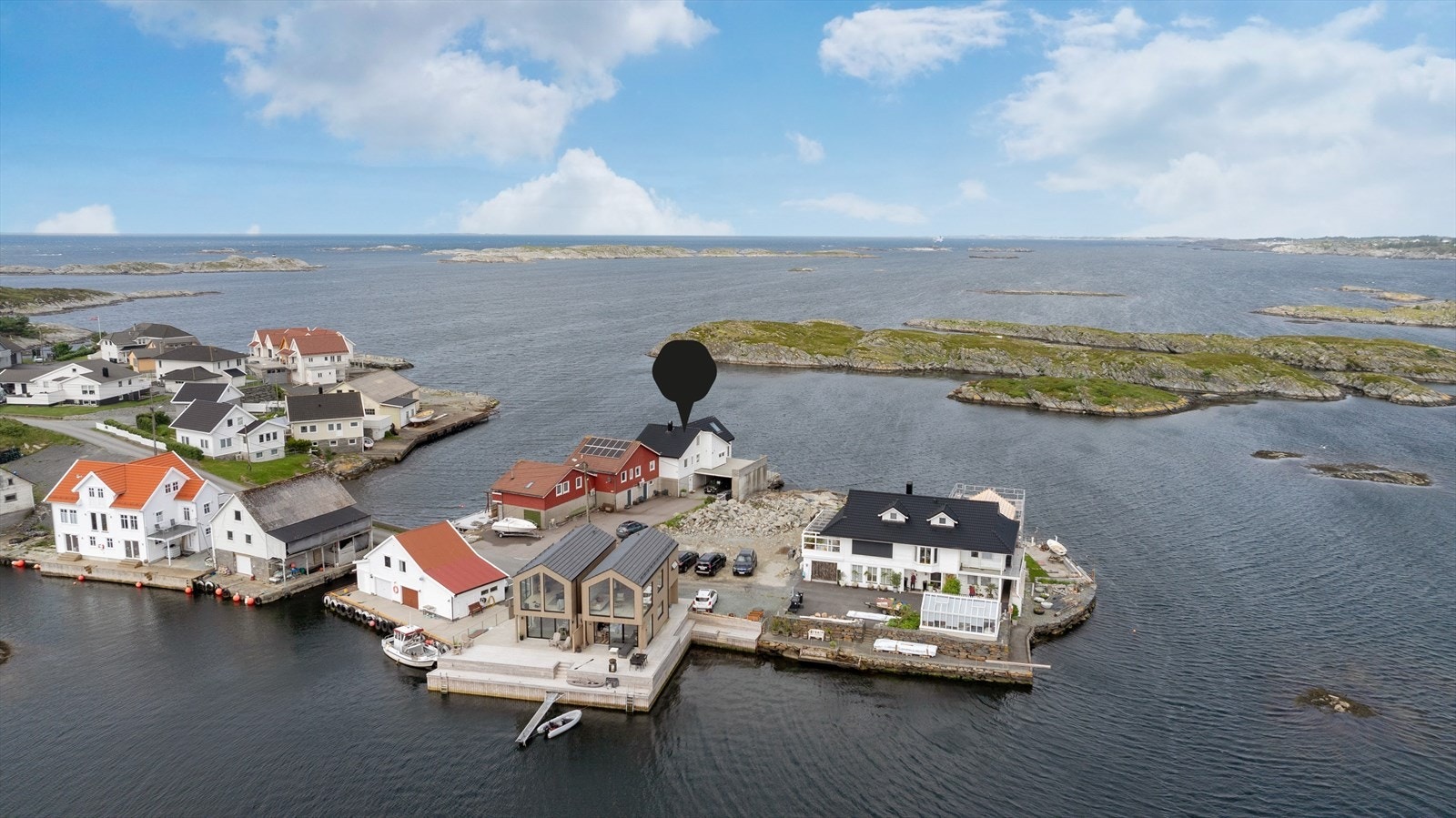Saløyvegen 148 har en fantastisk beliggenhet helt ytterst i havgapet på Salvøy i Veavågen Galleribilde