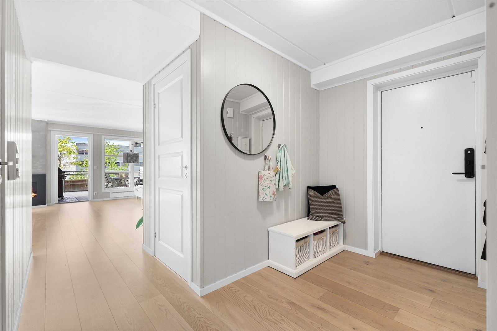 Entrè med plass til oppbevaring av sko og yttertøy. Yale doorman medfølger handelen Galleribilde