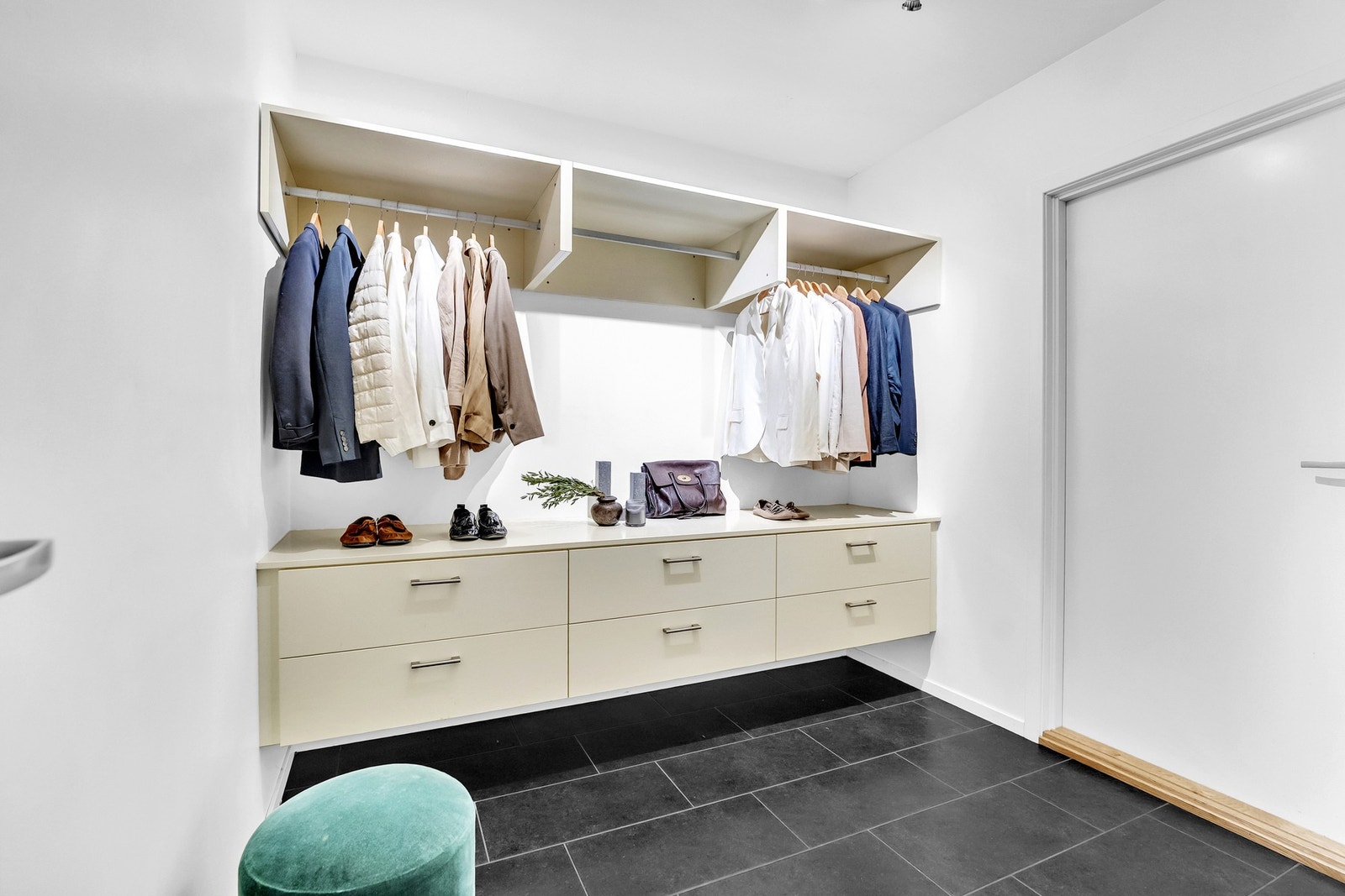 For å holde orden i hverdagen byr boligen på et er et eget garderoberom med oppbevaringsløsninger som rommer det man måtte trenge for hele familien! Galleribilde