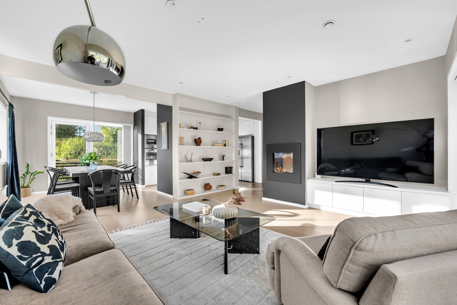 Smart og sosial planløsning der stue, kjøkken og spisestue glir sømløst over i hverandre. Galleribilde