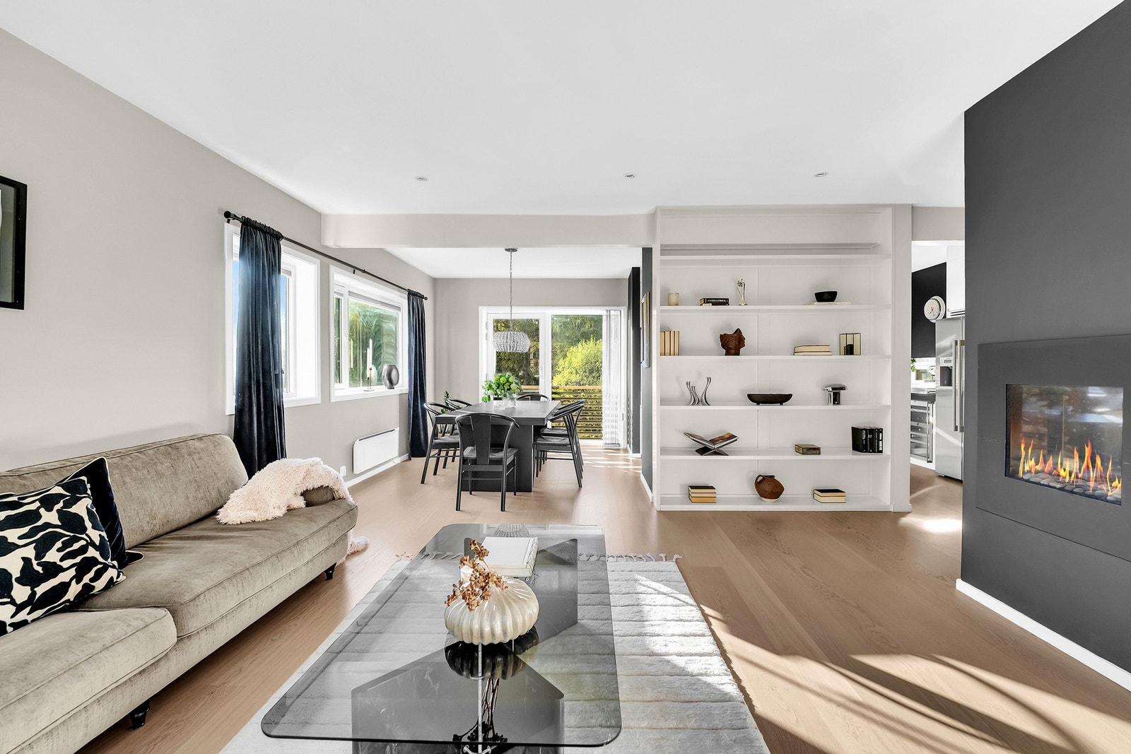 Stuen har direkte utgang til uteplass etasjens uteplass - la oss ta en titt. Galleribilde