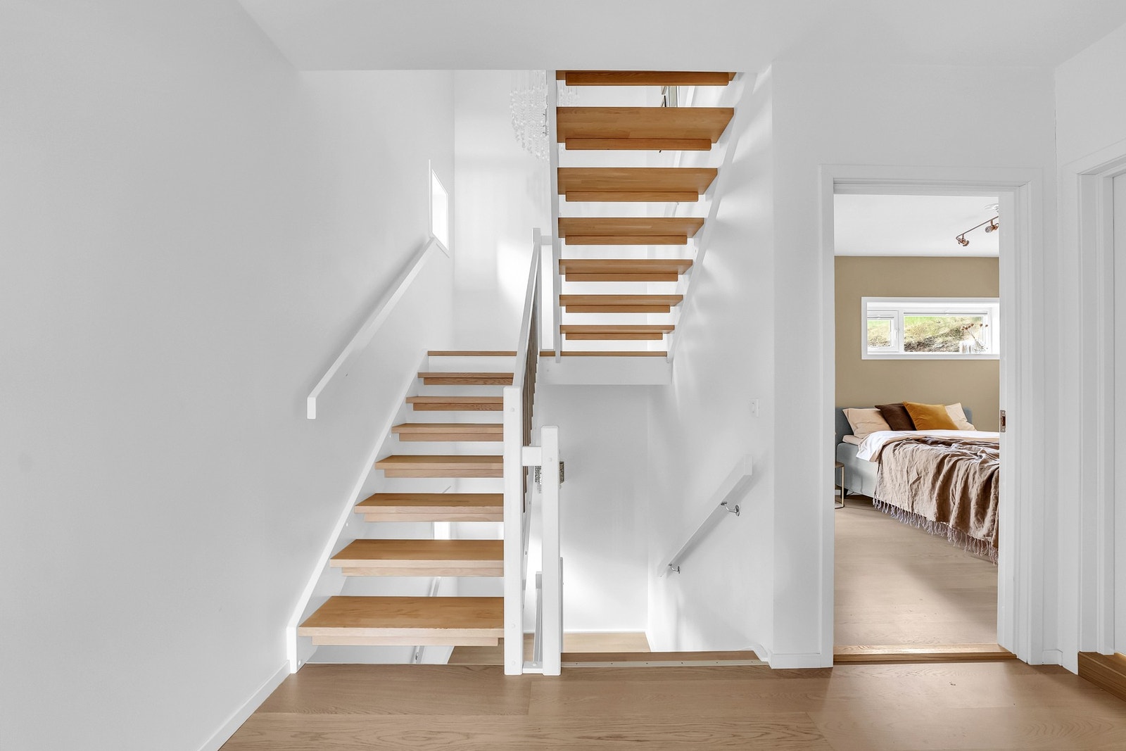 Bli med, så tar vi turen opp til boligens primære fellesområder! Galleribilde