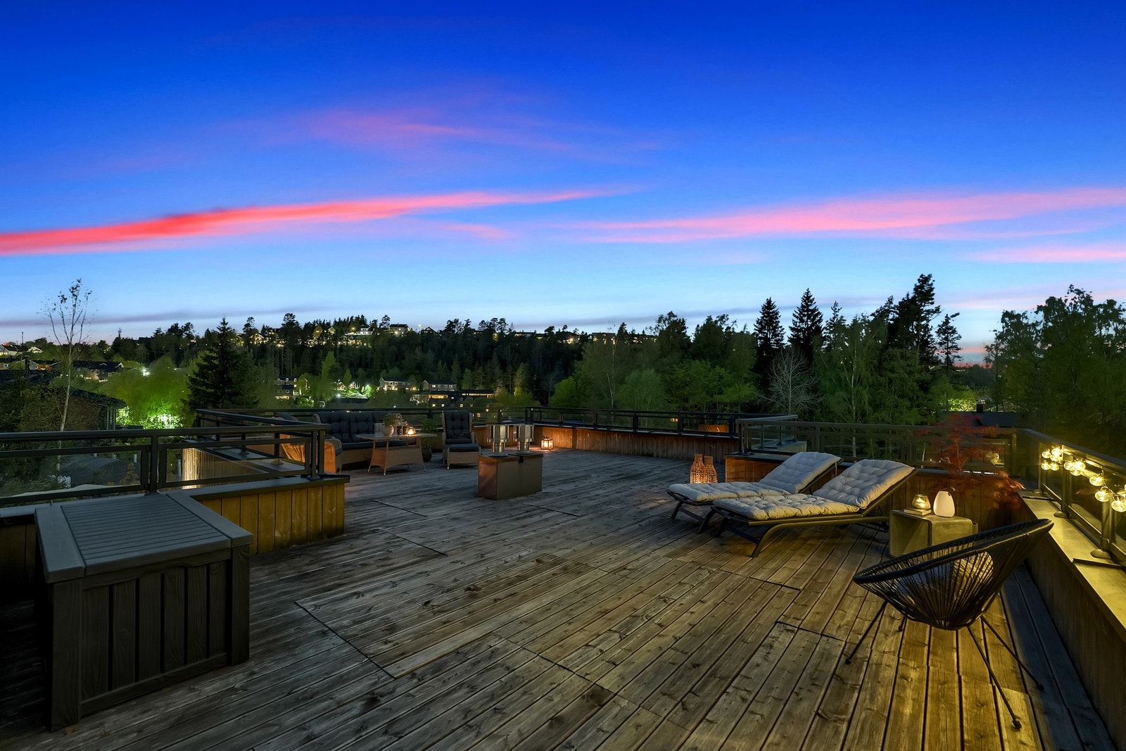 Boligen lyser opp i kveldstimene med varm, innbydende belysning og moderne arkitektur som gir et eksklusivt førsteinntrykk. Galleribilde