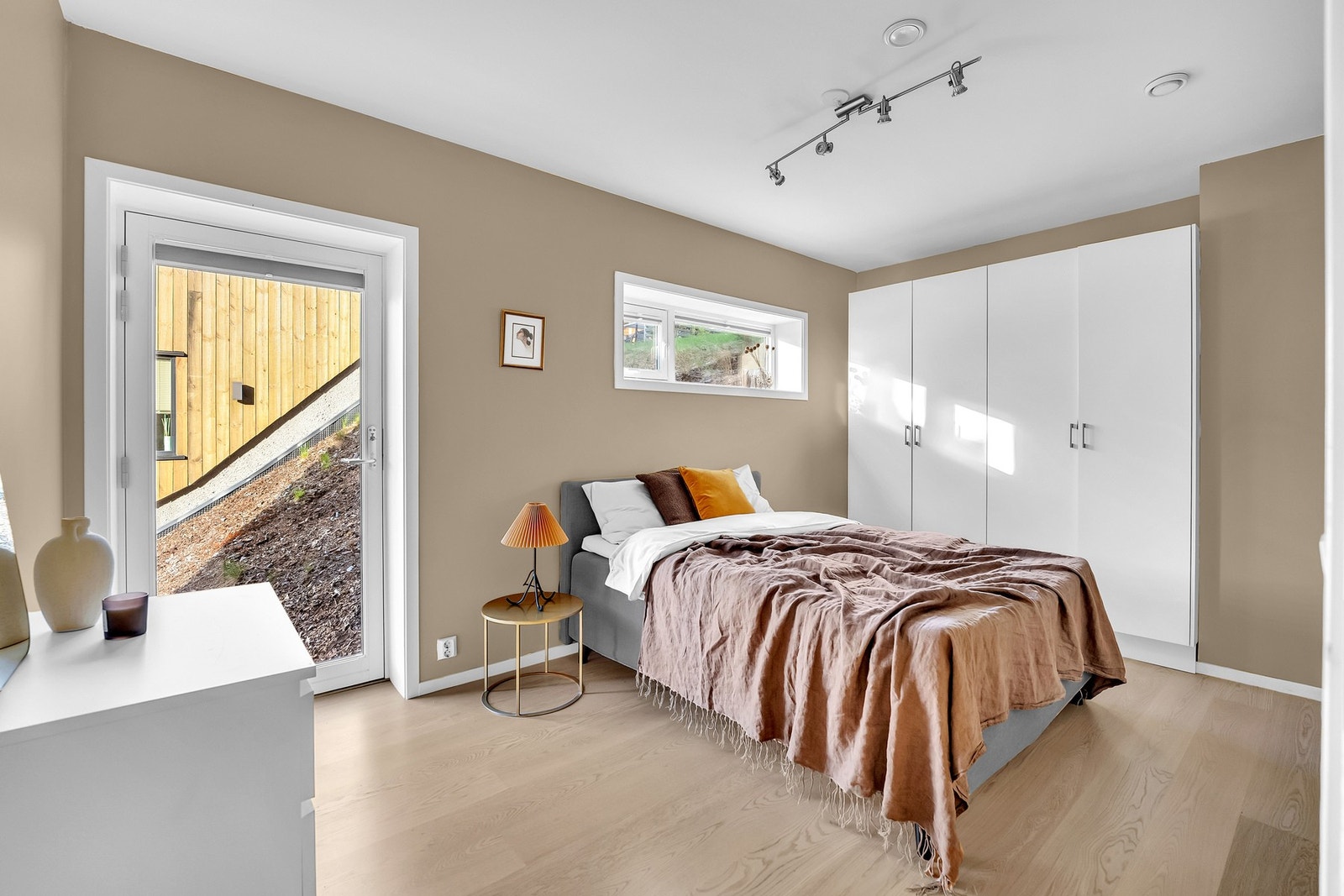 Fra boligens hovedsoverom har du også tilgang til å åpne en dør, for å slippe inn ekstra med frisk luft! Galleribilde