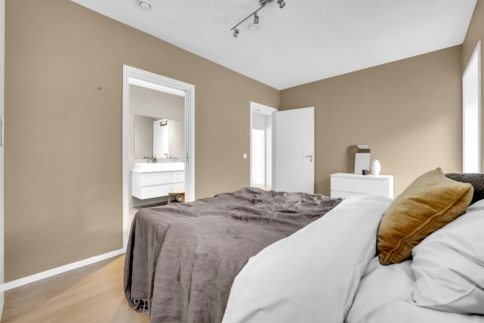 Rommets utforming gjør det enkelt å møblere med både nattbord og kommode, og den lune fargepaletten gir en følelse av avslapning og komfort.
Her har du også tilgang til ditt helt egne bad. Galleribilde