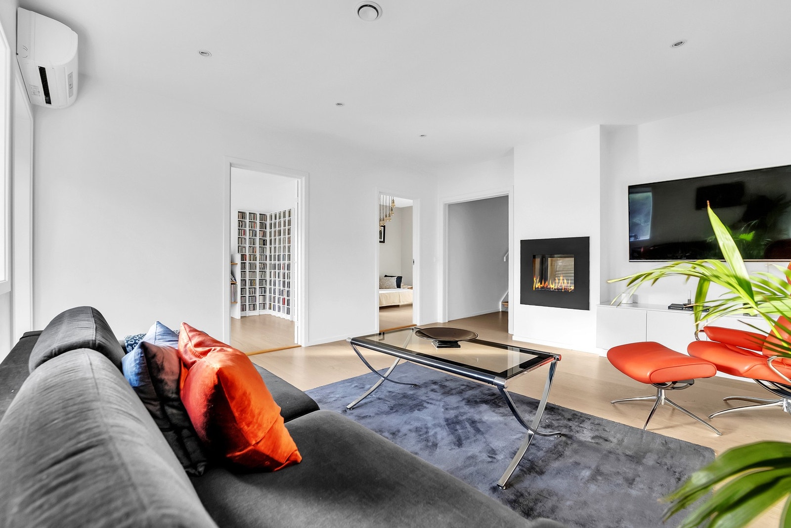 Første etasjen har faktisk en egen tv-stue! Galleribilde