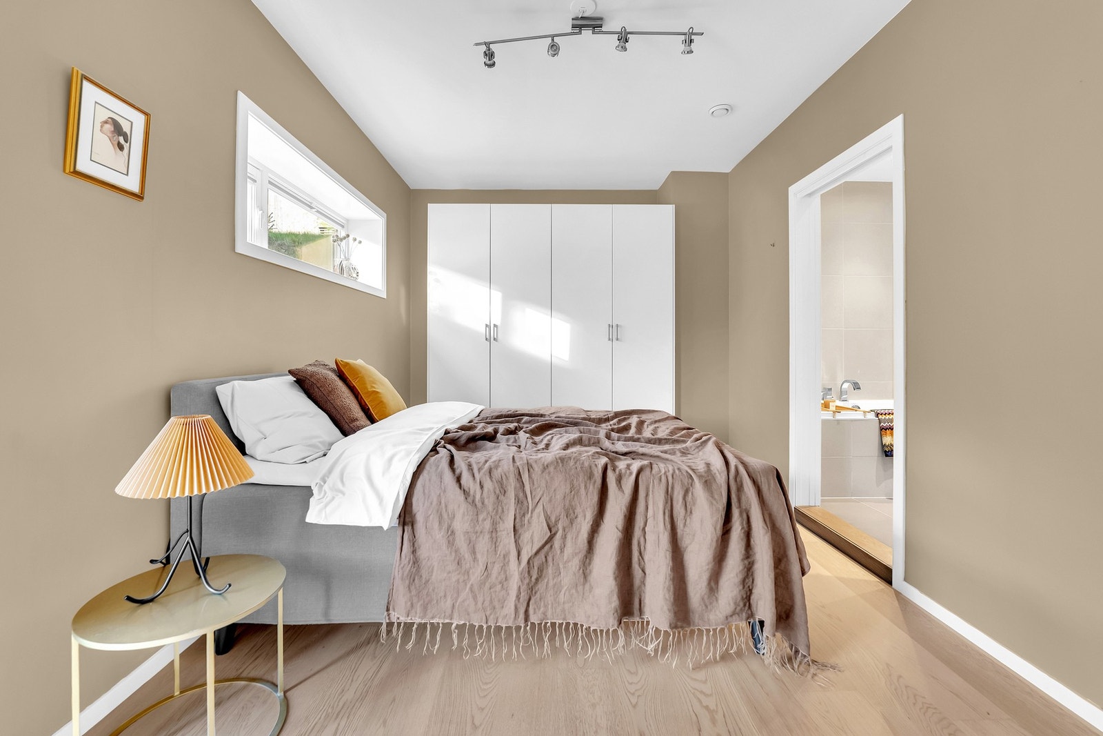 Delikat og lyst hovedsoverom med plass til dobbeltseng, nattbord og god garderobeløsning. Galleribilde